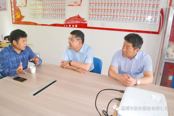聽取社區工作人員對社區基本情況和群眾反映的意見、需求的介紹.jpg